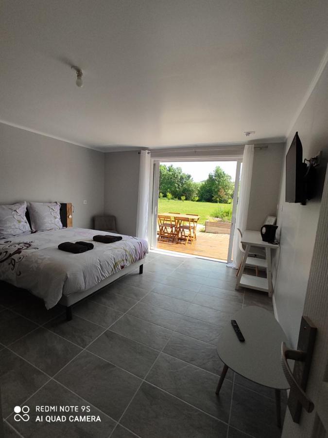 Au Pied Du Lariat Bed & Breakfast Léoville Dış mekan fotoğraf