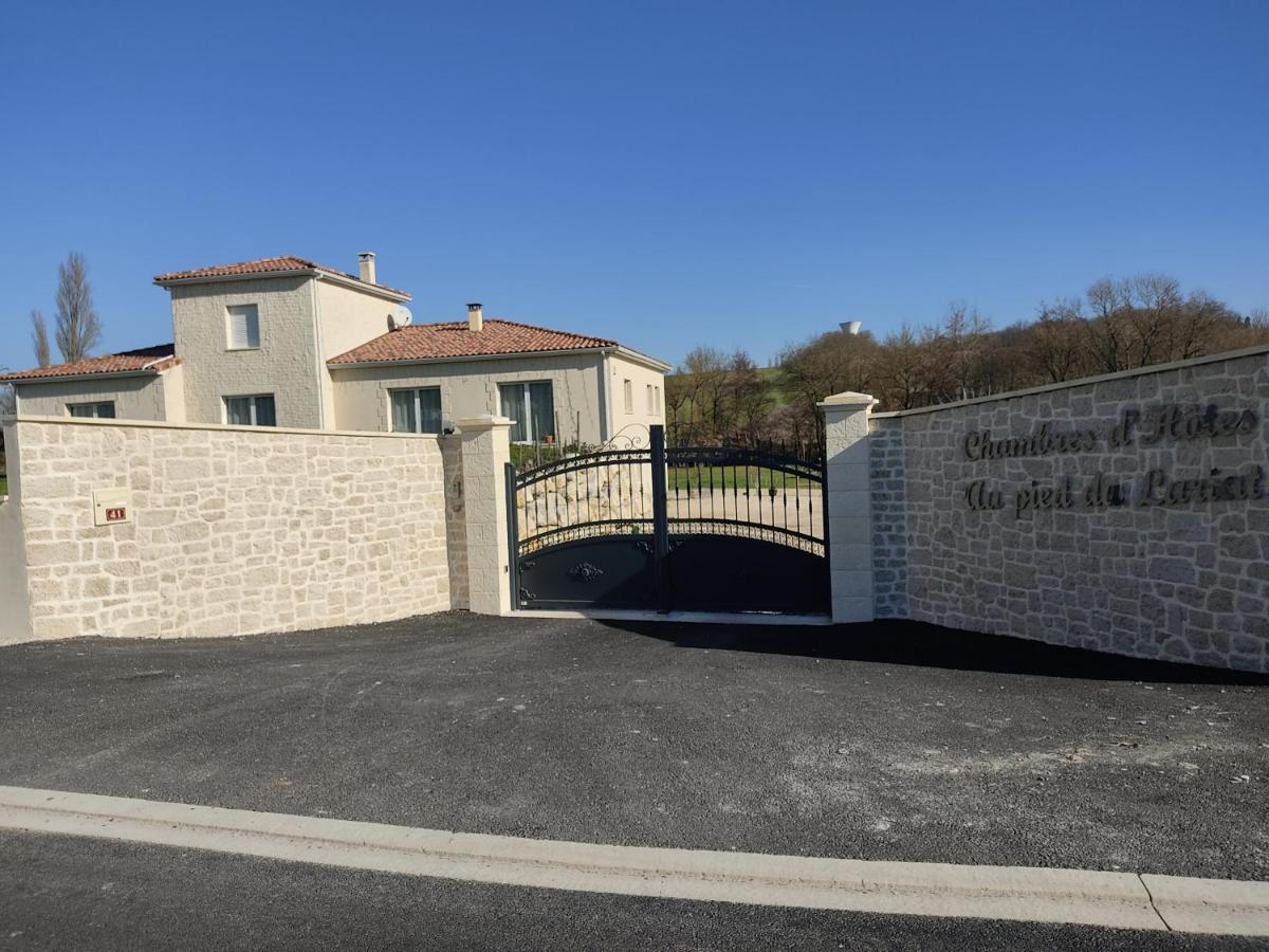 Au Pied Du Lariat Bed & Breakfast Léoville Dış mekan fotoğraf